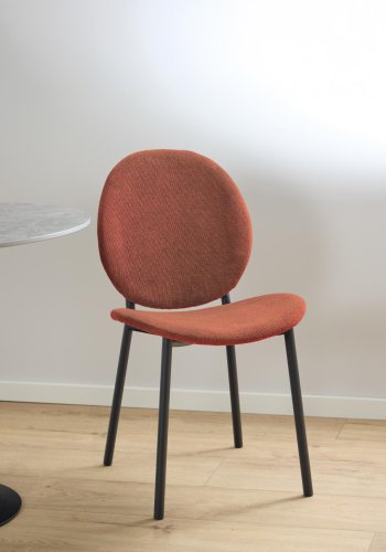 ACT NORDIC Cliff spisestuestol, Caso stoff terrakotta 18, Ramme matt svart grov pulverlakkert stl med glidels, eske 2 stk.