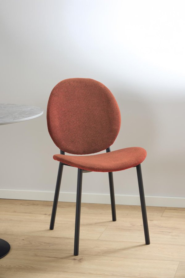 ACT NORDIC Cliff spisestuestol, Caso stoff terrakotta 18, Ramme matt svart grov pulverlakkert stl med glidels, eske 2 stk.