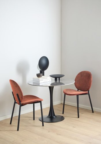 ACT NORDIC Cliff spisestuestol, Caso stoff terrakotta 18, Ramme matt svart grov pulverlakkert stl med glidels, eske 2 stk.