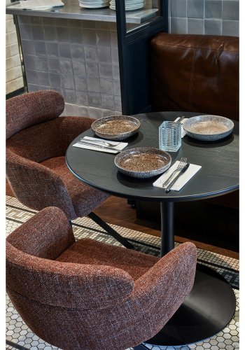 WOOOD Fenne spisebordsstol, m. drejefunktion og armln - kastanje brun stof og sort metal