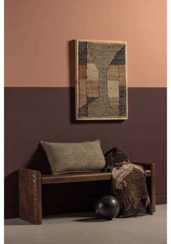 Träbänk med bearbetat trä i varmbrun färg