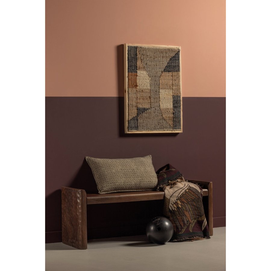 Träbänk med bearbetat trä i varmbrun färg