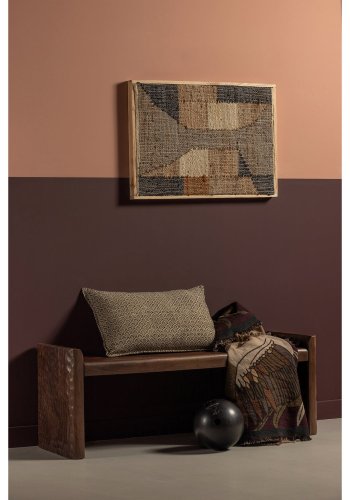 Träbänk med bearbetat trä i varmbrun färg