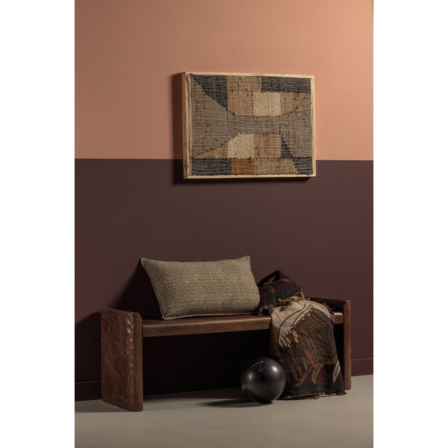 Träbänk med bearbetat trä i varmbrun färg