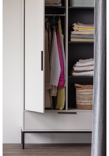 WOOOD Adam garderobeskab, m. 2 l�ger, 4 hylder, 1 b�jlestang og 1 skuffe - st�vgr� fyrretr�