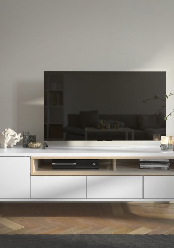 TVILUM Roomers TV-Tisch - Wei�/Eichenstruktur, mit 1 T�r und 3 Schubladen (156 cm)