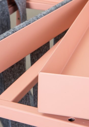 NORDIC LIVING COLLECTION Sidobord Club NY Magazine Mellow rosa/filtgr� med hylla f&ouml;r tidskrifter.