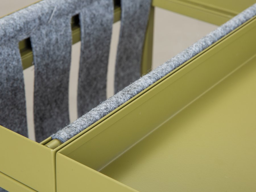 NORDIC LIVING COLLECTION Sidobord Club NY Magazine Martini Oliv/filtgr� med hyllplan f&ouml;r tidningar.