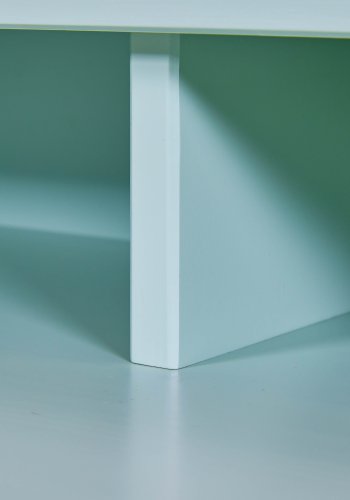 NORDIC LIVING COLLECTION Skrivbord i massivt tr� i salviagr�nt med rundade h�rn och kanter, praktiska fack och h�l f�r sladdar.