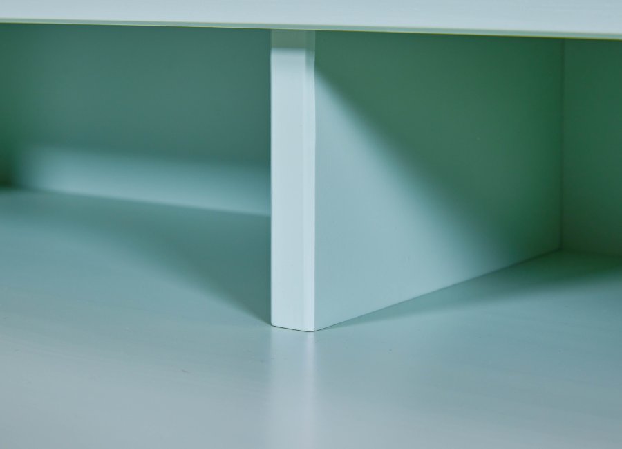 NORDIC LIVING COLLECTION Skrivbord i massivt tr� i salviagr�nt med rundade h�rn och kanter, praktiska fack och h�l f�r sladdar.