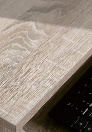 NORDIC LIVING COLLECTION Durini-skrivebord i Sonoma-eik p� hjul, med to hyller og et avtakbart tastaturbrett