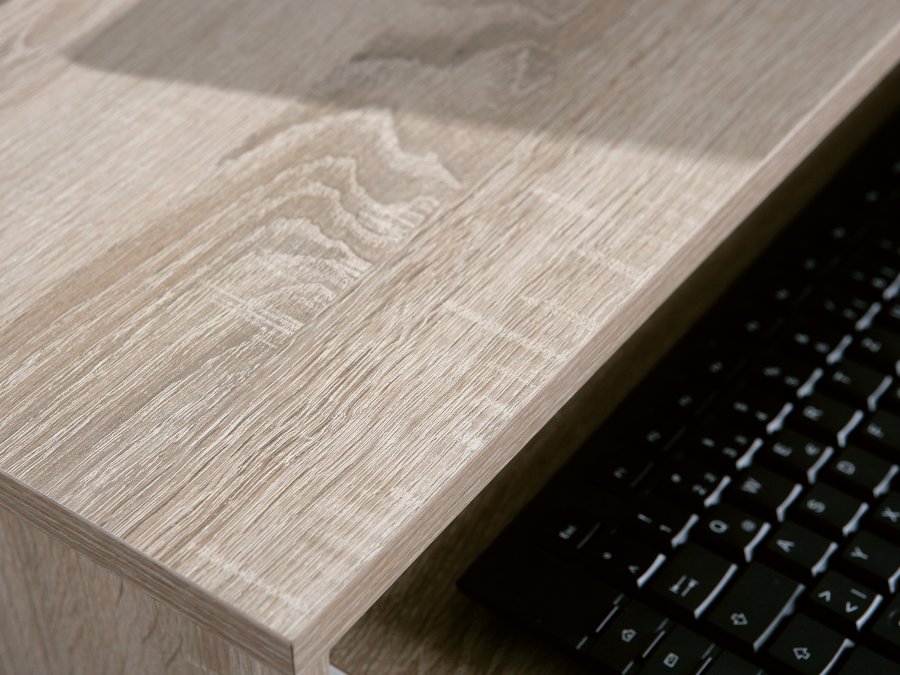 NORDIC LIVING COLLECTION Durini-skrivebord i Sonoma-eik p� hjul, med to hyller og et avtakbart tastaturbrett