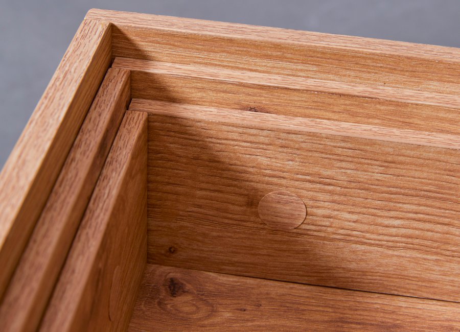 NORDIC LIVING COLLECTION Filora salongbord i svart eik med h�ndlaget finish og god plass p� bordplaten.