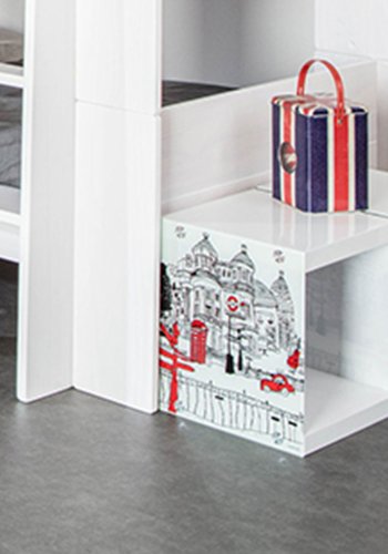 NORDIC LIVING COLLECTION Vitt Londoncube sidobord med logotyp och 2 hyllor