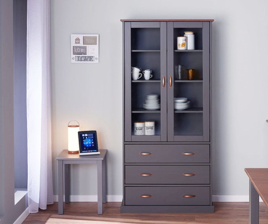 NORDIC LIVING COLLECTION FSC vitrineskap Luzerna gr� med 2 d�rer og 3 skuffer