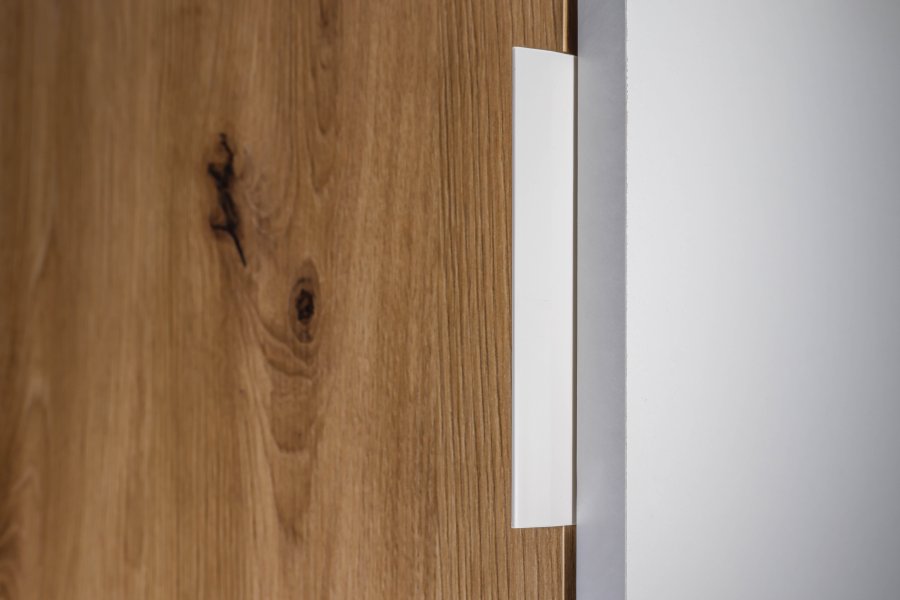NORDIC LIVING COLLECTION Pepeto 2T2S kommode i h�ndlaget eik/hvit med 3 rom og 3 d�rer