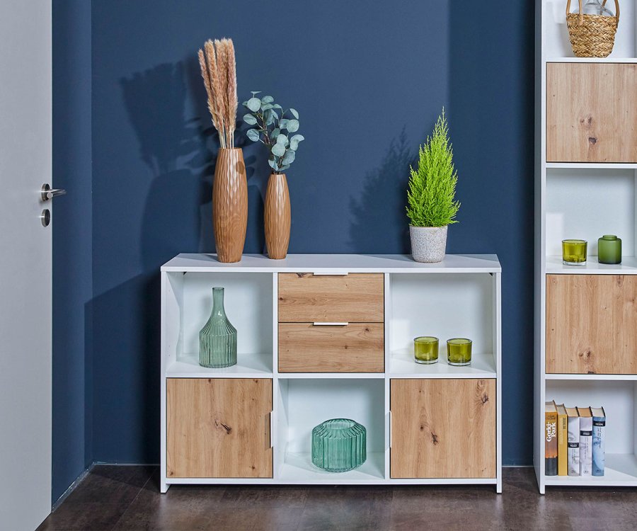 NORDIC LIVING COLLECTION Pepeto 2T2S kommode i h�ndlaget eik/hvit med 3 rom og 3 d�rer