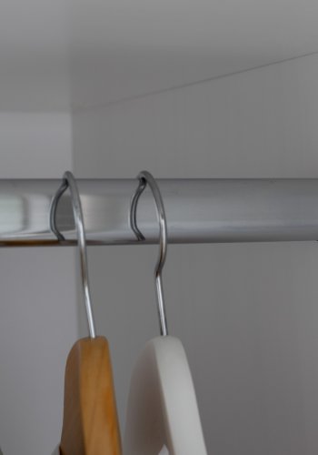 NORDIC LIVING COLLECTION Prati barnegarderobe med 2 d�rer, laget av heltre furu, malt lys gr�