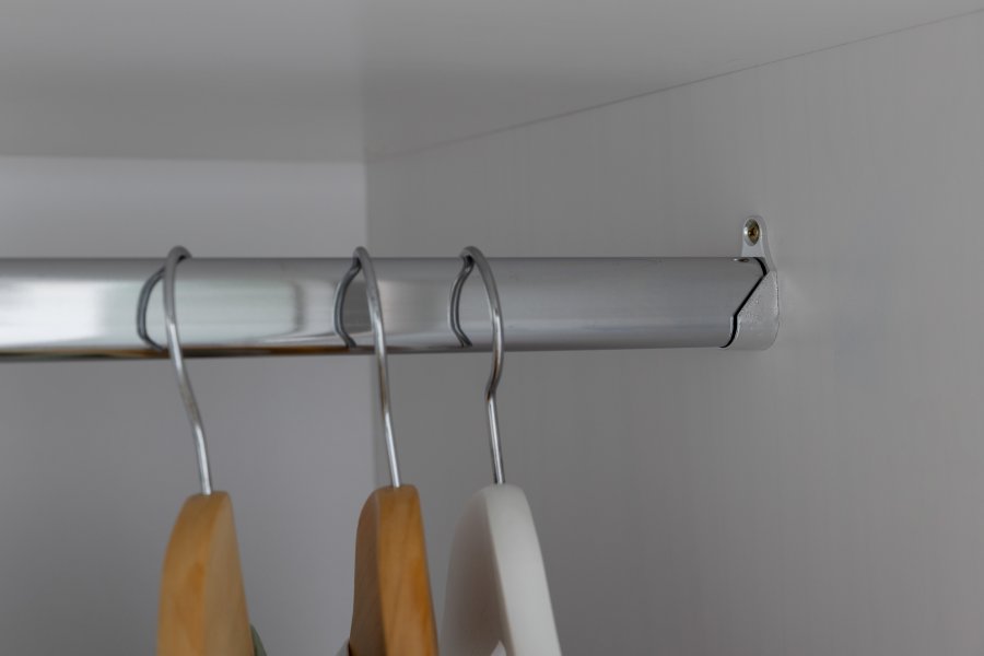 NORDIC LIVING COLLECTION Prati barnegarderobe med 2 d�rer, laget av heltre furu, malt lys gr�