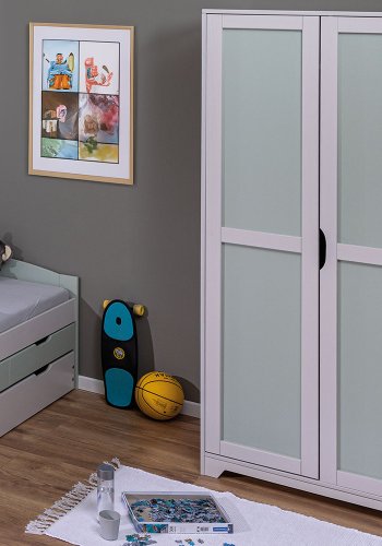 NORDIC LIVING COLLECTION Prati barnegarderobe med 2 d�rer, laget av heltre furu, malt lys gr�