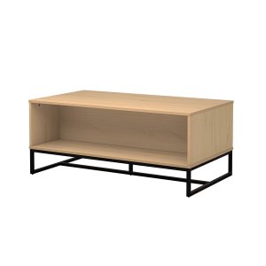 NORDIC LIVING COLLECTION Moderne salongbord laget av heltre furu, lakkert i Oak Colori. Stabilt stativ takket v�re en svart metallramme, god oppbevaringsplass takket v�re den sentrale hyllen.