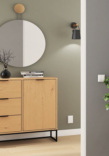 NORDIC LIVING COLLECTION Moderne kommode laget av heltre furu, lakkert i Oak Colori. Stabilt stativ takket v�re svart metallramme, h�ndtak i svart metall av h�y kvalitet, god oppbevaringsplass med 3 skuffer, 1 d�r med hylle.