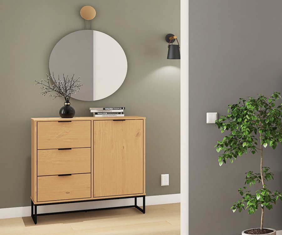 NORDIC LIVING COLLECTION Moderne kommode laget av heltre furu, lakkert i Oak Colori. Stabilt stativ takket v�re svart metallramme, h�ndtak i svart metall av h�y kvalitet, god oppbevaringsplass med 3 skuffer, 1 d�r med hylle.