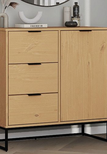 NORDIC LIVING COLLECTION Moderne kommode laget av heltre furu, lakkert i Oak Colori. Stabilt stativ takket v�re svart metallramme, h�ndtak i svart metall av h�y kvalitet, god oppbevaringsplass med 3 skuffer, 1 d�r med hylle.