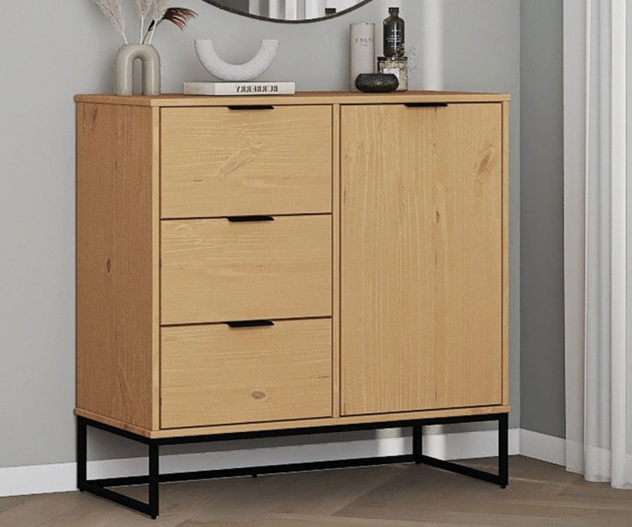NORDIC LIVING COLLECTION Moderne kommode laget av heltre furu, lakkert i Oak Colori. Stabilt stativ takket v�re svart metallramme, h�ndtak i svart metall av h�y kvalitet, god oppbevaringsplass med 3 skuffer, 1 d�r med hylle.