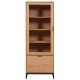 NORDIC LIVING COLLECTION Moderne veggskap i heltre furu, lakkert i Oak Colori. Stabil base takket v�re en svart metallramme, h�ndtak i svart metall av h�y kvalitet, god oppbevaringsplass med en skuff. Tre hyller og en d�r med glassinnsats.