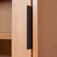 NORDIC LIVING COLLECTION Moderne veggskap i heltre furu, lakkert i Oak Colori. Stabil base takket v�re en svart metallramme, h�ndtak i svart metall av h�y kvalitet, god oppbevaringsplass med en skuff. Tre hyller og en d�r med glassinnsats.