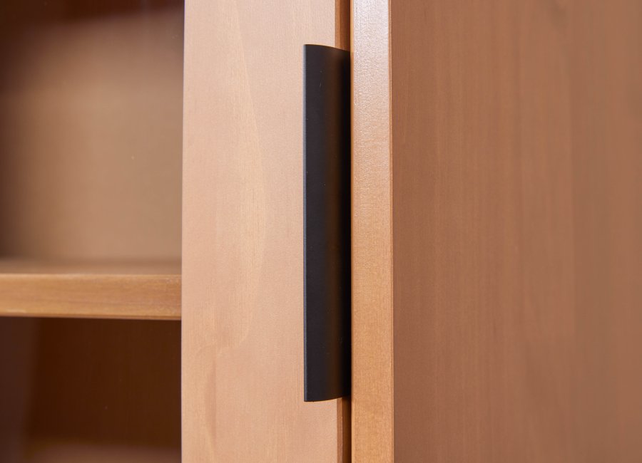 NORDIC LIVING COLLECTION Moderne veggskap i heltre furu, lakkert i Oak Colori. Stabil base takket v�re en svart metallramme, h�ndtak i svart metall av h�y kvalitet, god oppbevaringsplass med en skuff. Tre hyller og en d�r med glassinnsats.