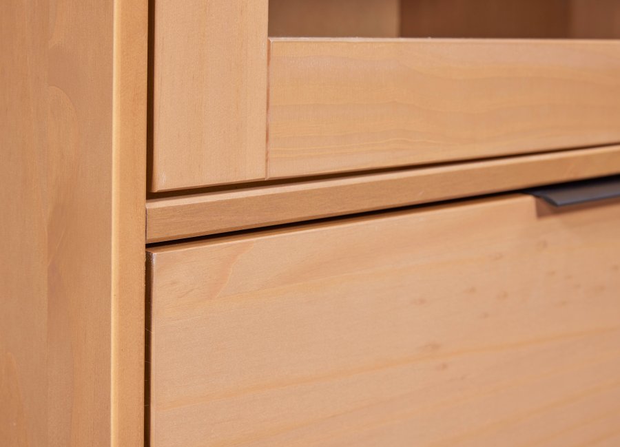 NORDIC LIVING COLLECTION Moderne veggskap i heltre furu, lakkert i Oak Colori. Stabil base takket v�re en svart metallramme, h�ndtak i svart metall av h�y kvalitet, god oppbevaringsplass med en skuff. Tre hyller og en d�r med glassinnsats.