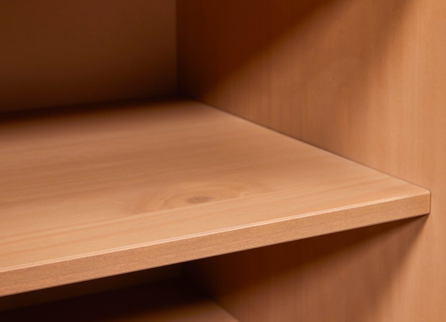 NORDIC LIVING COLLECTION Moderne veggskap i heltre furu, lakkert i Oak Colori. Stabil base takket v�re en svart metallramme, h�ndtak i svart metall av h�y kvalitet, god oppbevaringsplass med en skuff. Tre hyller og en d�r med glassinnsats.