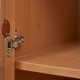 NORDIC LIVING COLLECTION Moderne veggskap i heltre furu, lakkert i Oak Colori. Stabil base takket v�re en svart metallramme, h�ndtak i svart metall av h�y kvalitet, god oppbevaringsplass med en skuff. Tre hyller og en d�r med glassinnsats.