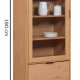 NORDIC LIVING COLLECTION Moderne veggskap i heltre furu, lakkert i Oak Colori. Stabil base takket v�re en svart metallramme, h�ndtak i svart metall av h�y kvalitet, god oppbevaringsplass med en skuff. Tre hyller og en d�r med glassinnsats.