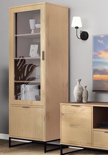 NORDIC LIVING COLLECTION Moderne veggskap i heltre furu, lakkert i Oak Colori. Stabil base takket v�re en svart metallramme, h�ndtak i svart metall av h�y kvalitet, god oppbevaringsplass med en skuff. Tre hyller og en d�r med glassinnsats.