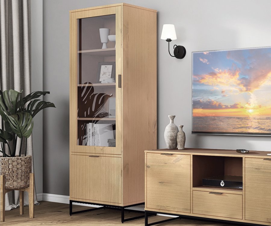 NORDIC LIVING COLLECTION Moderne veggskap i heltre furu, lakkert i Oak Colori. Stabil base takket v�re en svart metallramme, h�ndtak i svart metall av h�y kvalitet, god oppbevaringsplass med en skuff. Tre hyller og en d�r med glassinnsats.
