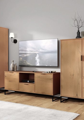 NORDIC LIVING COLLECTION Moderne veggskap i heltre furu, lakkert i Oak Colori. Stabil base takket v�re en svart metallramme, h�ndtak i svart metall av h�y kvalitet, god oppbevaringsplass med en skuff. Tre hyller og en d�r med glassinnsats.
