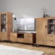 NORDIC LIVING COLLECTION Moderne veggskap i heltre furu, lakkert i Oak Colori. Stabil base takket v�re en svart metallramme, h�ndtak i svart metall av h�y kvalitet, god oppbevaringsplass med en skuff. Tre hyller og en d�r med glassinnsats.