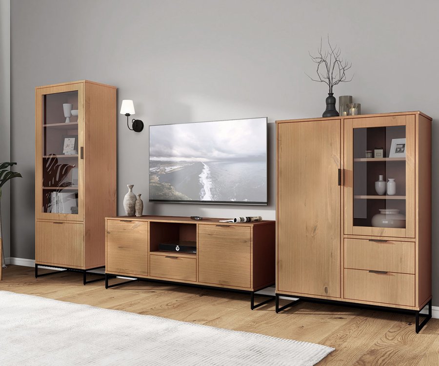 NORDIC LIVING COLLECTION Moderne veggskap i heltre furu, lakkert i Oak Colori. Stabil base takket v�re en svart metallramme, h�ndtak i svart metall av h�y kvalitet, god oppbevaringsplass med en skuff. Tre hyller og en d�r med glassinnsats.
