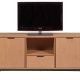 NORDIC LIVING COLLECTION Moderne kommode laget av heltre furu, lakkert i eik. Stabil base takket v�re en svart metallramme, h�ndtak i svart metall av h�y kvalitet, god oppbevaringsplass med �n skuff. To hyller bak to d�rer.