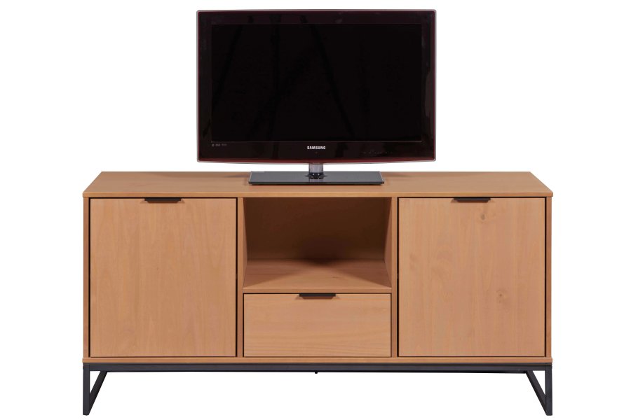 NORDIC LIVING COLLECTION Moderne kommode laget av heltre furu, lakkert i eik. Stabil base takket v�re en svart metallramme, h�ndtak i svart metall av h�y kvalitet, god oppbevaringsplass med �n skuff. To hyller bak to d�rer.