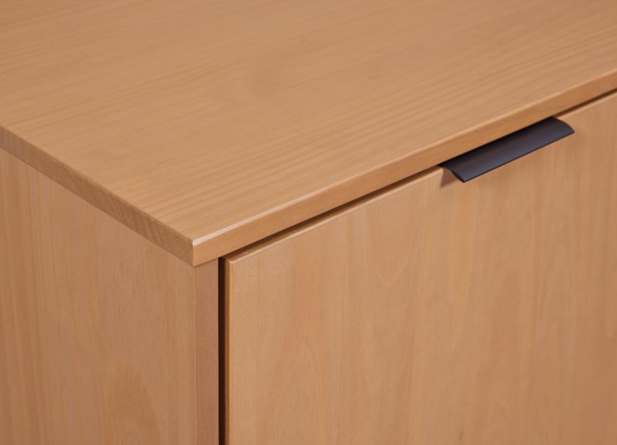 NORDIC LIVING COLLECTION Moderne kommode laget av heltre furu, lakkert i eik. Stabil base takket v�re en svart metallramme, h�ndtak i svart metall av h�y kvalitet, god oppbevaringsplass med �n skuff. To hyller bak to d�rer.