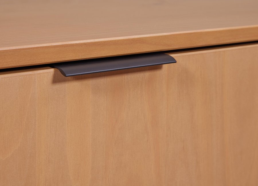 NORDIC LIVING COLLECTION Moderne kommode laget av heltre furu, lakkert i eik. Stabil base takket v�re en svart metallramme, h�ndtak i svart metall av h�y kvalitet, god oppbevaringsplass med �n skuff. To hyller bak to d�rer.