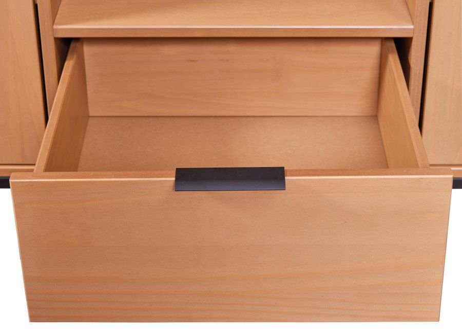 NORDIC LIVING COLLECTION Moderne kommode laget av heltre furu, lakkert i eik. Stabil base takket v�re en svart metallramme, h�ndtak i svart metall av h�y kvalitet, god oppbevaringsplass med �n skuff. To hyller bak to d�rer.