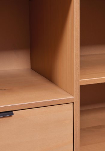 NORDIC LIVING COLLECTION Moderne kommode laget av heltre furu, lakkert i eik. Stabil base takket v�re en svart metallramme, h�ndtak i svart metall av h�y kvalitet, god oppbevaringsplass med �n skuff. To hyller bak to d�rer.