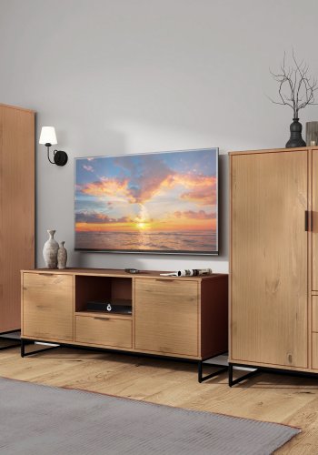 NORDIC LIVING COLLECTION Moderne kommode laget av heltre furu, lakkert i eik. Stabil base takket v�re en svart metallramme, h�ndtak i svart metall av h�y kvalitet, god oppbevaringsplass med �n skuff. To hyller bak to d�rer.