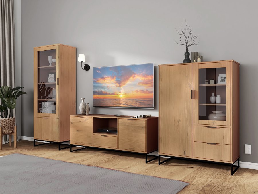 NORDIC LIVING COLLECTION Moderne kommode laget av heltre furu, lakkert i eik. Stabil base takket v�re en svart metallramme, h�ndtak i svart metall av h�y kvalitet, god oppbevaringsplass med �n skuff. To hyller bak to d�rer.