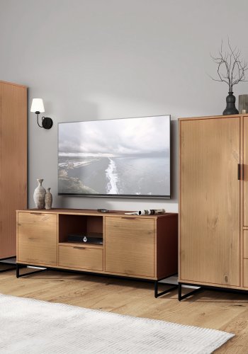 NORDIC LIVING COLLECTION Moderne kommode laget av heltre furu, lakkert i eik. Stabil base takket v�re en svart metallramme, h�ndtak i svart metall av h�y kvalitet, god oppbevaringsplass med �n skuff. To hyller bak to d�rer.
